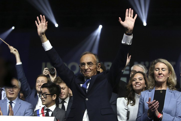 Le candidat, dont le parti officiellement lancé dimanche a été baptisé "Reconquête!", a fait, avec plus d'une heure de retard, une entrée triomphale au son d'une musique aux accents grandiloquents. © KEYSTONE/AP/Rafael Yaghobzadeh