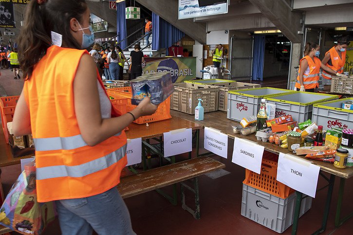 La crise du coronavirus a rendu visible la pauvreté en Suisse, notamment au printemps 2020, lorsque des personnes ont fait la queue pour la distribution de nourriture dans plusieurs villes (archives). © KEYSTONE/MARTIAL TREZZINI