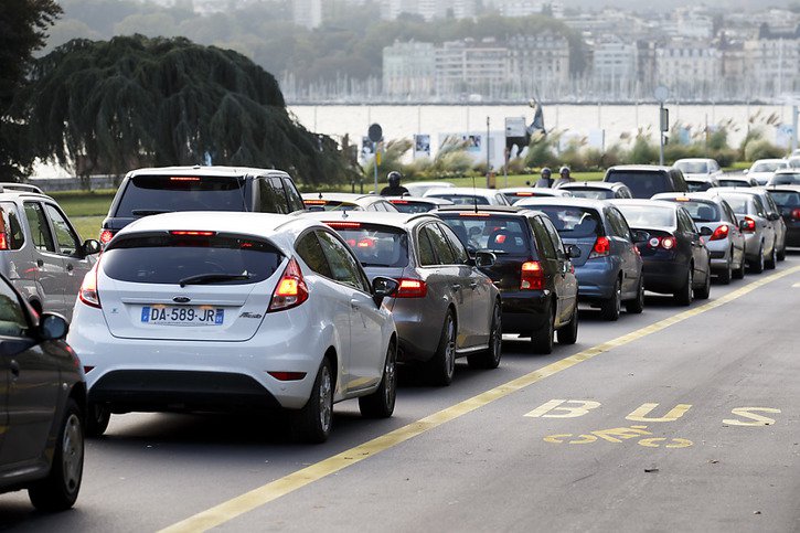 Avec le projet, les importateurs de carburant continueront de devoir compenser les émissions de CO2 (image symbolique). © KEYSTONE/SALVATORE DI NOLFI