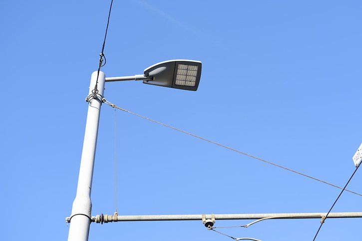 Une lampe LED - ici un lampadaire - consomme jusqu’à 90% d’électricité en moins pour une même intensité de lumière. La progression des lampes LED a passé à 64% de part de marché en 2020, en hausse de 4 points (archives) © KEYSTONE/PETRA OROSZ