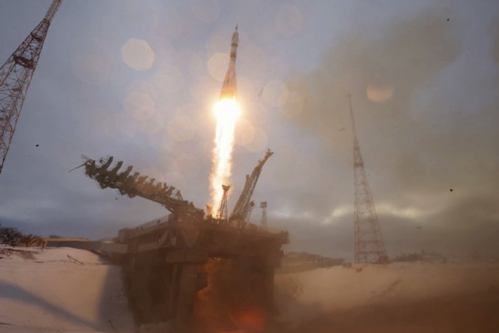 Les touristes de l'espace Yusaku Maezawa, âgé de 46 ans et qui a fait fortune dans la mode en ligne, et son assistant Yozo Hirano ont décollé du cosmodrome russe de Baïkonour au Kazakhstan à 08h38. © KEYSTONE/AP/Ivan Timoshenko