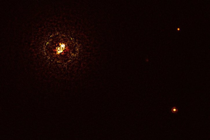 L'exoplanète (en bas à droite) et sa paire de soleils (à gauche), capturés par l'instrument SPHERE du Very Large Telescope au Chili. © European Southern Observatory/Janson et al./UZH