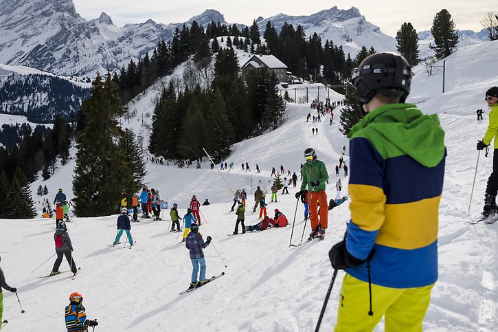 Certaines stations de ski ont enregistré des baisses de prix significatives, à l'instar des domaines skiables grisons Flims-Laax-Falera (-8,1%) et Andermatt-Sedrun (-6,3%). À Saas-Fee, les tarifs ont même dégringolé de 9,4% (archives). © KEYSTONE/JEAN-CHRISTOPHE BOTT
