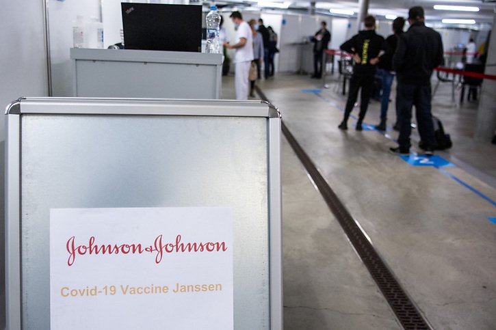 Les experts de l'Organisation mondiale de la santé (OMS) estiment désormais possible une seconde dose de Johnson & Johnson contre le coronavirus dans un délai de deux à six mois après une première injection (archives). © KEYSTONE/PETER SCHNEIDER