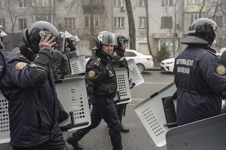 Des dizaines d'assaillants ont été éliminés", a déclaré le porte-parole de la police Saltanat Azirbek. © KEYSTONE/EPA/STR