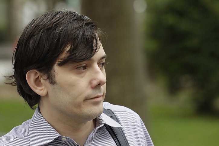 L'entrepreneur provocateur de la pharmacie Martin Shkreli doit reverser les profits qu'il a tiré de ses pratiques anticoncurrentielles, soit 65 millions de dollars. (archives) © KEYSTONE/AP/MARK LENNIHAN