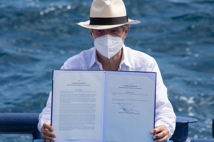 Le président équatorien Guillermo Lasso a signé le décret créant une nouvelle réserve naturelle baptisée "Fraternité" à bord d'un bateau. © KEYSTONE/EPA/Vanessa Teran
