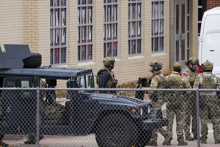 Des troupes du SWAT ont été déployées devant la synagogue de Colleyville. © KEYSTONE/AP/Smiley N. Pool