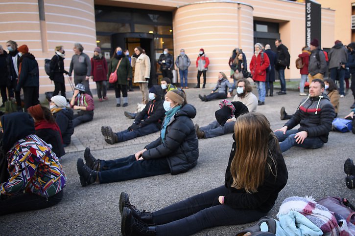 Deux zadistes du Mormont ont fait face à la justice lundi matin à Nyon, soutenus par plusieurs dizaines de sympathisants. © KEYSTONE/LAURENT GILLIERON