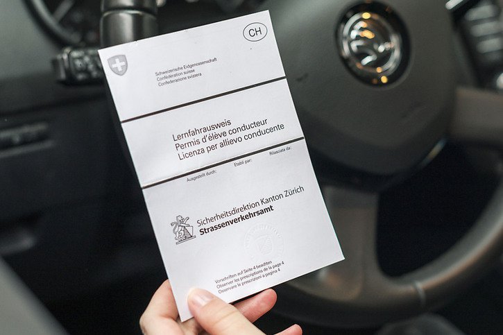 Le jeune chauffard s'est vu retirer son permis d'élève conducteur (image d'illustration). © KEYSTONE/CHRISTIAN BEUTLER