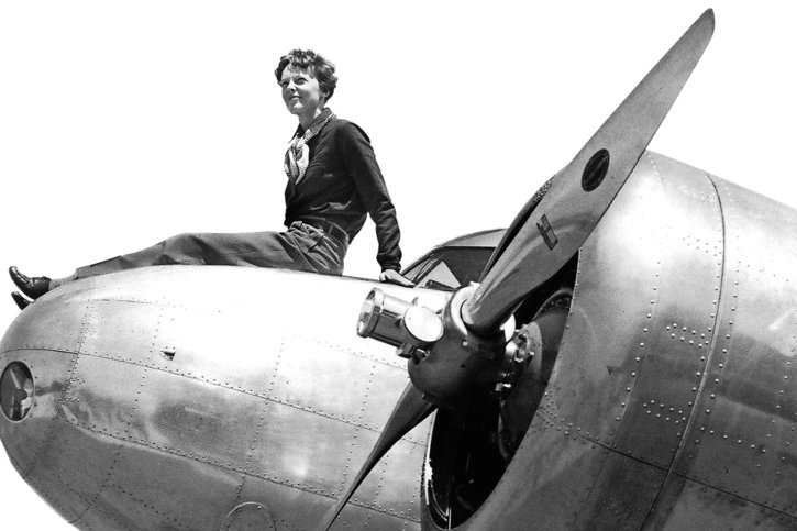 Amelia Earhart sur le Lockheed 10-E Electra avec lequel elle tenta de faire un tour du monde qui lui fut fatal.  © DR