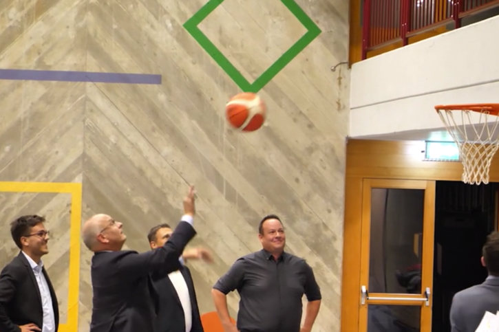 Avant de s'opposer sur le terrain des idées, les candidats à la préfecture de la Gruyère (ici Jean-Pierre Doutaz en plein tir) se sont affrontés sur le terrain de basket. © DR