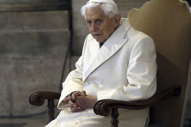 Le cardinal Joseph Ratzinger, avant qu'il ne devienne pape, n'a pas agi pour empêcher des abus de la part d'ecclésiastiques dans quatre cas, selon un rapport publié jeudi en Allemagne. (archives) © KEYSTONE/AP/Gregorio Borgia