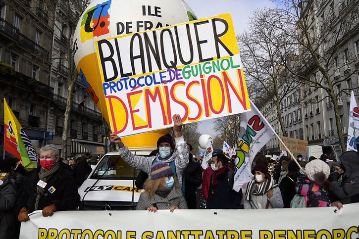 Les grévistes étaient créatifs mais peu nombreux en France. © KEYSTONE/AP/Francois Mori