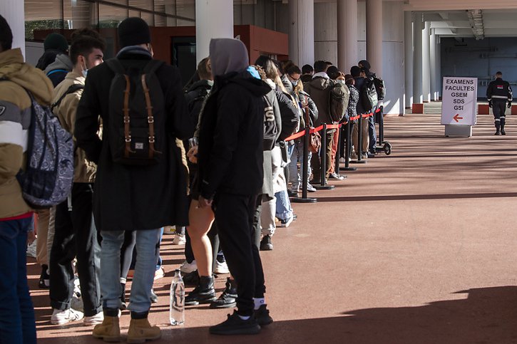 Les étudiants de l'Universite de Genève (UNIGE) ne peuvent accéder à la salle d'examen de Palexpo que trente minutes avant le début des épreuves. © KEYSTONE/MARTIAL TREZZINI