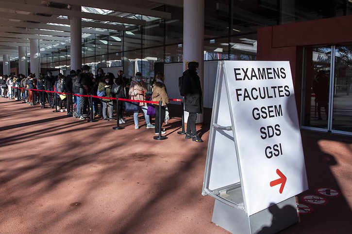 Les étudiants de l'Universite de Genève (UNIGE) doivent montrer patte blanche pour pouvoir se présenter à leur examen à Palexpo. © KEYSTONE/MARTIAL TREZZINI