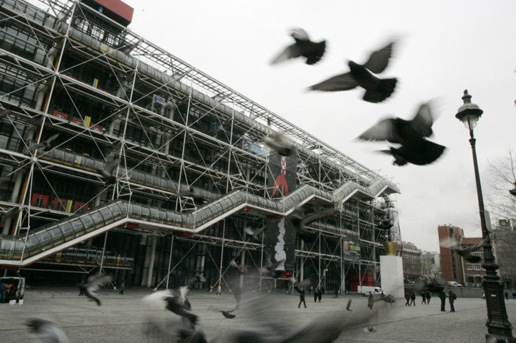 Les nombreux pigeons autour du Centre Pompidou ont contribué aux dégâts subis par les célèbres sculptures de Niki de Saint Phalle et Jean Tinguely sur la fontaine Stravinsky, © KEYSTONE/AP/JACQUES BRINON