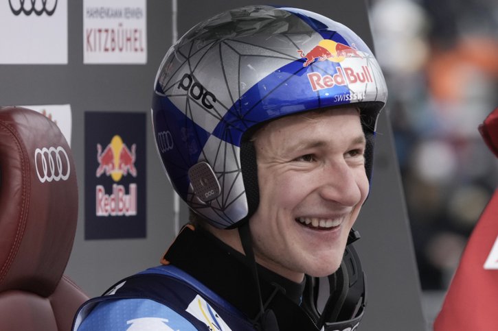 Marco Odermatt affichait un large sourire après sa 2e place à Kitzbühel © KEYSTONE/AP/Giovanni Auletta