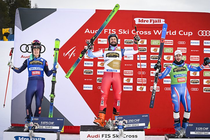 Ryan Regez (au centre) a remporté les deux courses d'Idre Fjäll ce week-end © KEYSTONE/AP/Anders Wiklund/TT