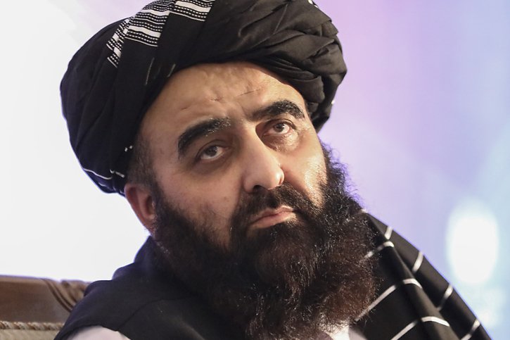 Le ministre des affaires étrangères afghan Amir Khan Muttaqi est à la tête de la première délégation de talibans à venir en Occident depuis leur retour au pouvoir l'an dernier. © KEYSTONE/AP/MUHAMMAD FAROOQ