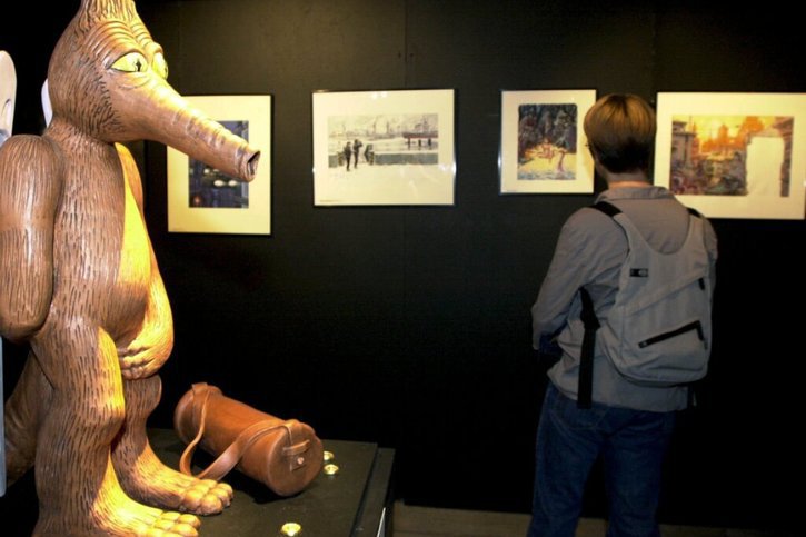 A gauche, un Shingouz, personnage de la BD Valerian crée par Jean-Claude Mézieres, photographié dans l'exposition, le théâtre de Mézieres, a Sierre en 2001. © KEYSTONE/ANDREE-NOELLE POT