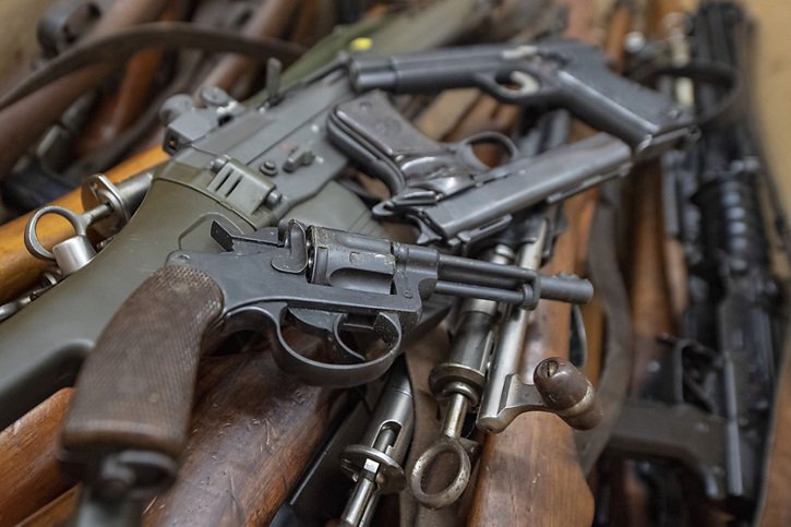 De nombreuses armes ont été séquestrées dans le cadre de la procédure menée contre l'ancien employé d'une armurerie (archives). © KEYSTONE/URS FLUEELER