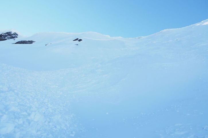 Lors de la descente du "Tita da Terra Naire", à 2400 mètres d'altitude, le skieur de randonnée a été emporté par une avalanche de 35 mètres de large et 150 mètres de long. © Police cantonale valaisanne