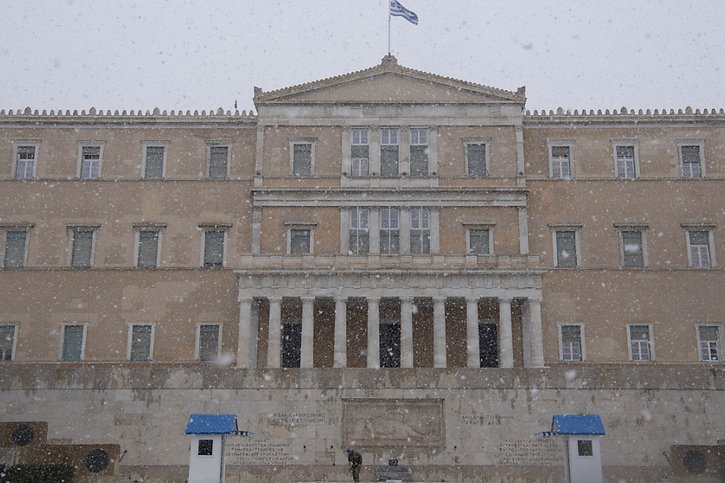 Même le Parlement grec a fermé en raison des chutes de neige. © KEYSTONE/AP/Michael Varaklas