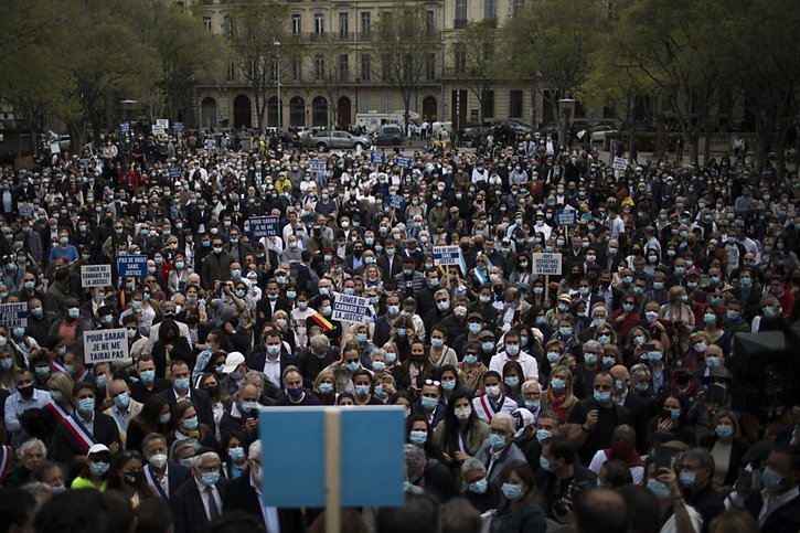 Manifestation à Marseille pour dénoncer un crime antisémite. © KEYSTONE/AP/DANIEL COLE