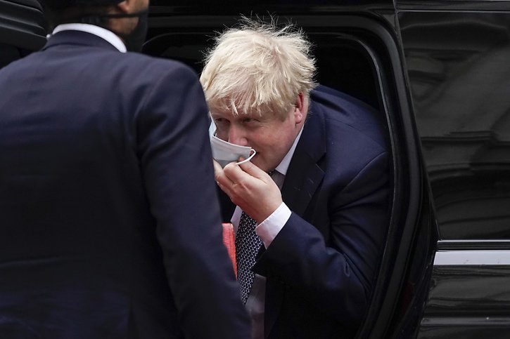 Nouvelles révélations sur Boris Johnson, qui débarque ici ce lundi au siège du gouvernement. © KEYSTONE/AP/Alberto Pezzali