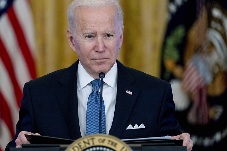 Joe Biden fait souffler le chaud et le froid. © KEYSTONE/AP/Andrew Harnik