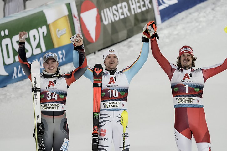 Linus Strasser (au centre) a cueilli mardi son 3e succès en Coupe du monde © KEYSTONE/AP/Giovanni Auletta