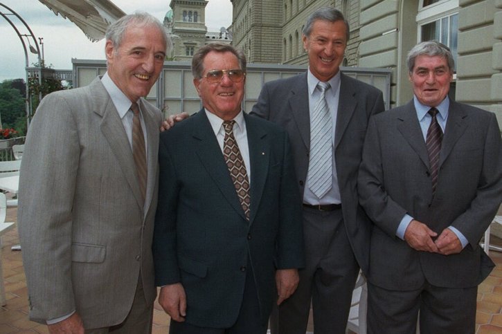 Marcel Mauron (2e à partir de la gauche) aux côtés de Willy Kernen, de Heinz Schneiter et d'Ely Tacchella lors d'une réunion d'anciens internationaux à Berne en mai 2000. © KEYSTONE/ALESSANDRO DELLA VALLE