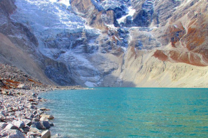 Les glaciers dont la langue finit dans un lac - ici le lac Jialong Co dans l'Himalaya - avancent deux fois plus vite que les autres, selon cette étude. © Tobias Bolch/Université de Zurich