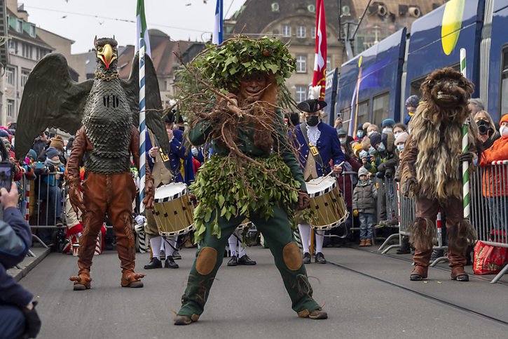 Le Wilde Maa (au centre), le Vogel Gryff (à gauche) et le Leu (à droite) ont dansé jeudi sur le "Pont du Milieu" à Bâle à l'occasion du traditionnel Vogel Gryff. © KEYSTONE/GEORGIOS KEFALAS