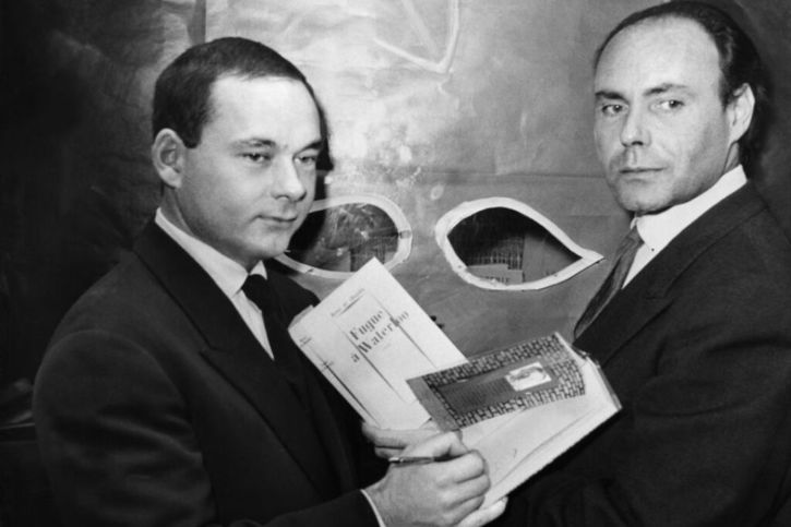 René de Obaldia (droite), écrivain et dramaturge français, reçoit le 31 octobre 1957 le "Prix littéraires de l'humour noir" dans une librairie de Paris. © Keystone/STR