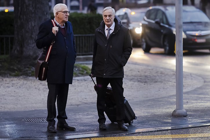L'avocat de la défense (à droite) a plaidé l'acquittement total de l'ancien patron de la banque Raiffeisen Pierin Vincenz (à gauche). © KEYSTONE/MICHAEL BUHOLZER