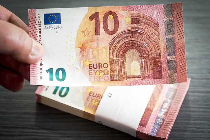 Ces dernières années, la BCE a progressivement doté la zone euro de nouveaux billets avec des dispositifs de sécurité renforcés, rendant le travail des faux-monnayeurs plus difficile. (archives) © KEYSTONE/EPA ANP/LEX VAN LIESHOUT