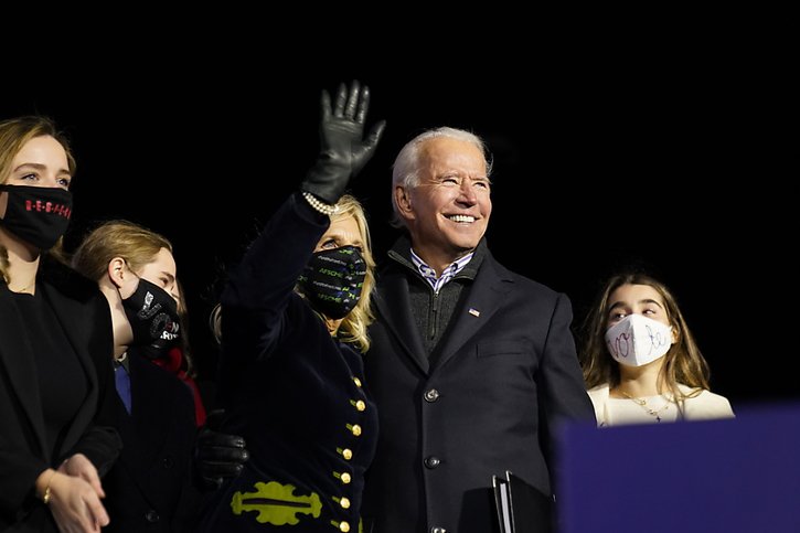 Joe Biden avec son épouse Jill étaient à Pittsburgh en novembre 2020, alors qu'il était un candidat en campagne. © KEYSTONE/AP/ANDREW HARNIK