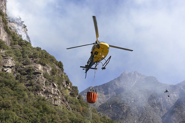 Trois hélicoptères et un Super Puma de l'armée suisse ont été engagés pour appuyer les pompiers (cliché symbolique/Keystone archives). © KEYSTONE/GAETAN BALLY