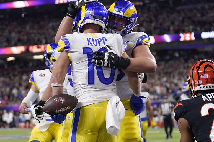 Le receveur des Rams Cooper Kupp (10) félicité par ses coéquipiers. © KEYSTONE/AP/Marcio Jose Sanchez