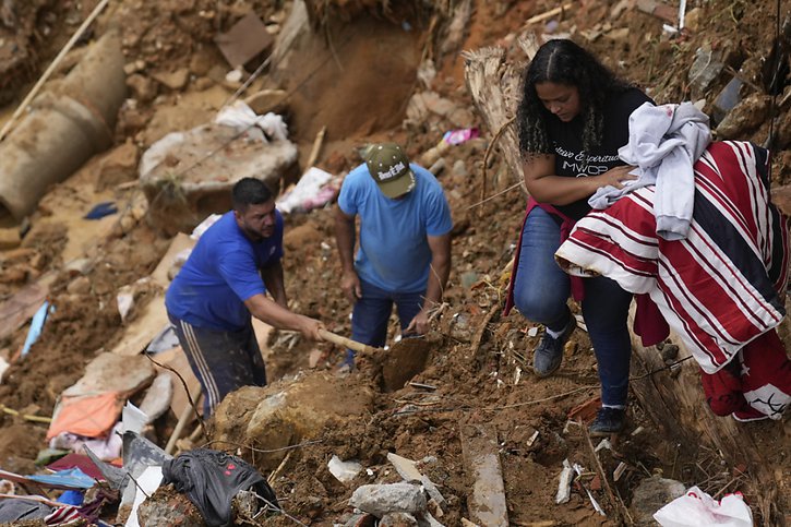 La population, aidée des secours et de militaires, était à pied d'oeuvre mercredi. © KEYSTONE/AP/Silvia Izquierdo