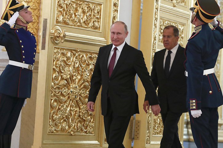 Vladimir Poutine et son ministre des affaires étrangères Sergueï Lavrov sont visés par les sanctions suisses (archives). © KEYSTONE/AP/Sergei Karpukhin