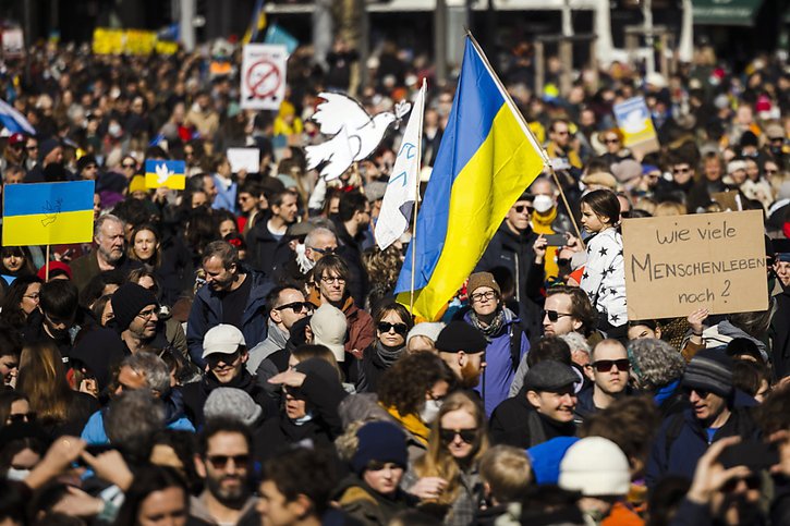 Selon les organisateurs, la manifestation samedi matin à Zurich contre la guerre en Ukraine a rassemblé quelque 40'000 participants. © KEYSTONE/EPA/MICHAEL BUHOLZER