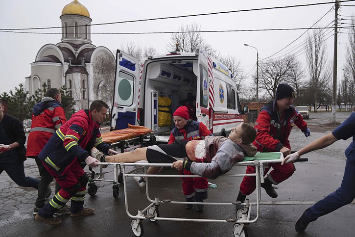Les Ukrainiens ont reporté samedi l'évacuation des civils du port stratégique de Marioupol, invoquant des violations du cessez-le-feu par les forces russes. © KEYSTONE/AP/Evgeniy Maloletka
