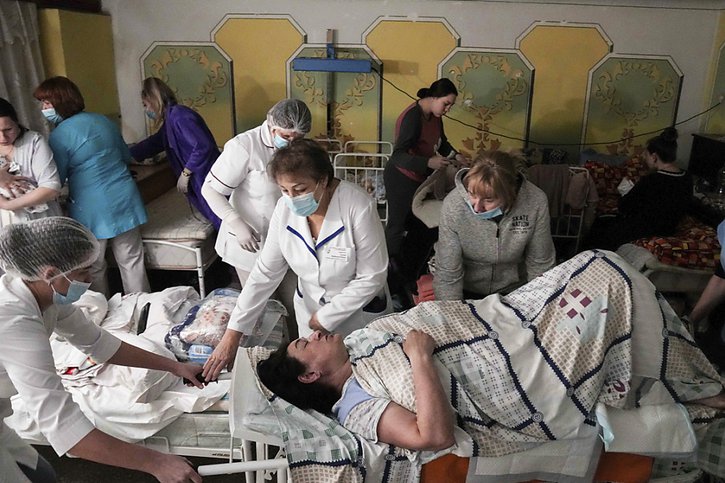 L'armée russe a attaqué à nouveau samedi le port stratégique de Marioupol, où l'évacuation des civils a été reportée, et elle continuait d'avancer ailleurs en Ukraine. © KEYSTONE/AP/Evgeniy Maloletka