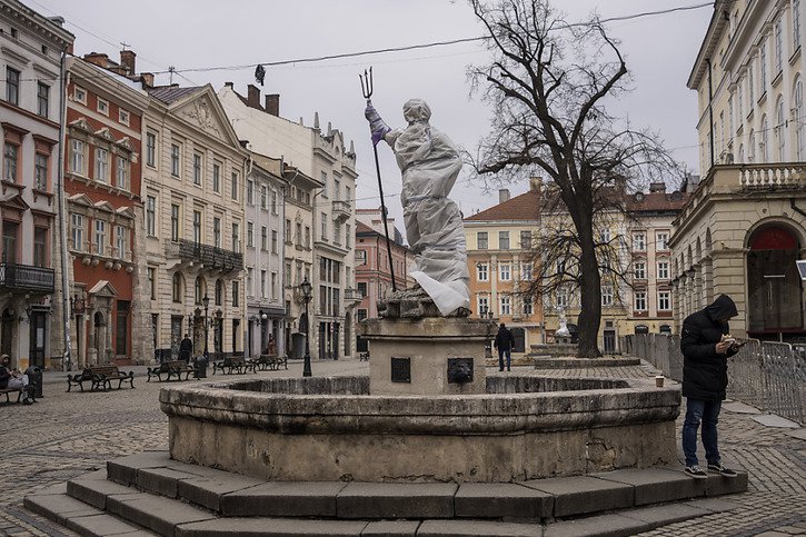 La ville de Lviv, inscrite au patrimoine mondial de l'Unesco, tente de mettre à l'abri son héritage culturel. De Neptune, sur la place du Marché, seul le trident est encore visible. © KEYSTONE/AP/Bernat Armangue