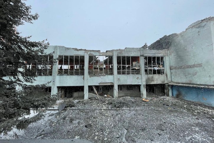 Un bâtiment endommagé à Kharkiv, qui continuait d'être la cible de bombardements russes lundi (archives). © KEYSTONE/AP