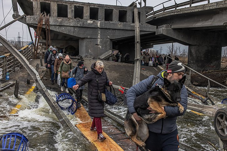 Des milliers de personnes fuyaient lundi la ville d'Irpine, dans la région de Kiev. © KEYSTONE/EPA/ROMAN PILIPEY