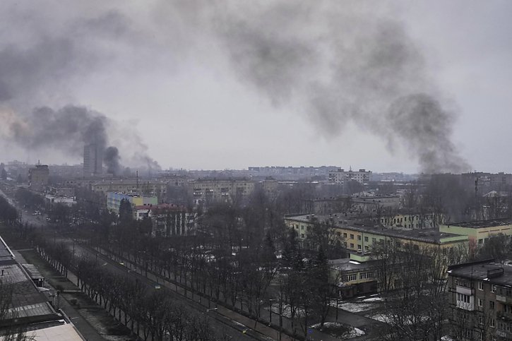 Les troupes russes poursuivent leur siège de Marioupol. © KEYSTONE/AP/Evgeniy Maloletka